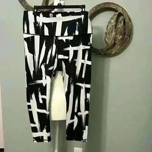 Lucy capri workout pants size L